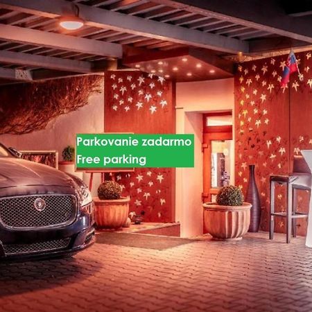 Hotel Capital With Private Wellness Нітра Екстер'єр фото