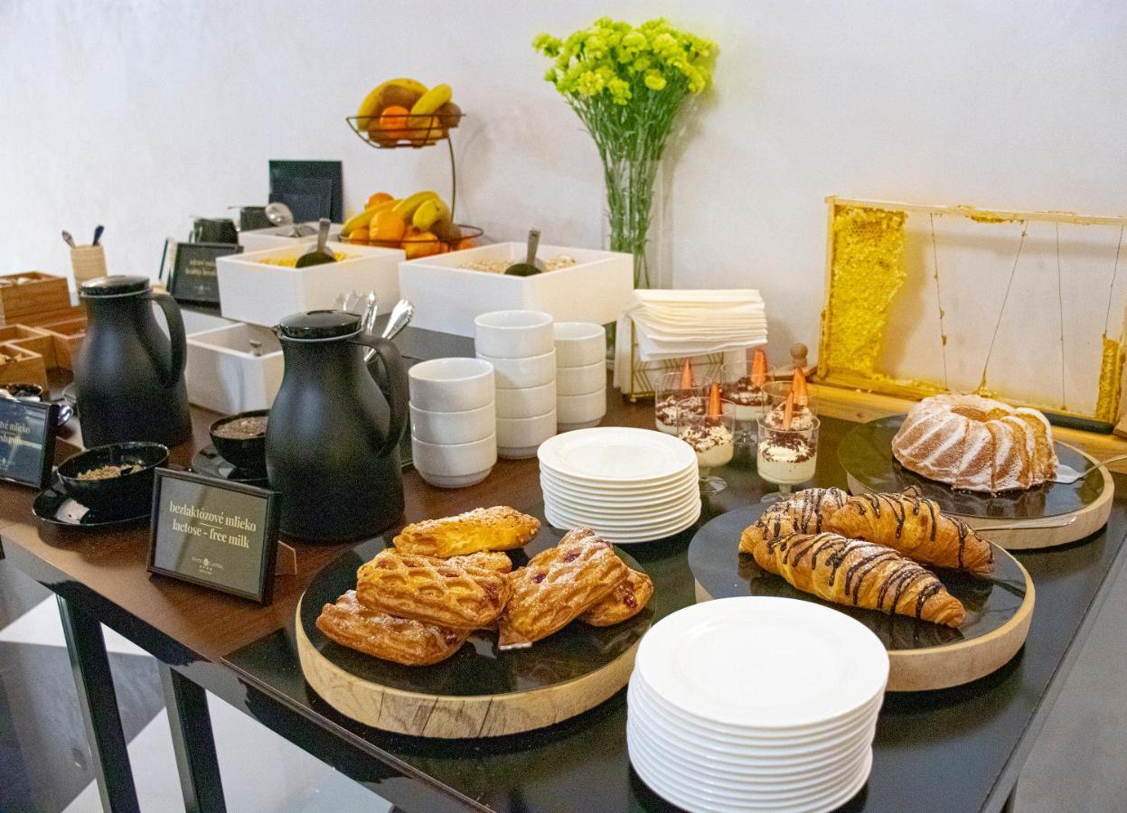 Hotel Capital With Private Wellness Нітра Екстер'єр фото