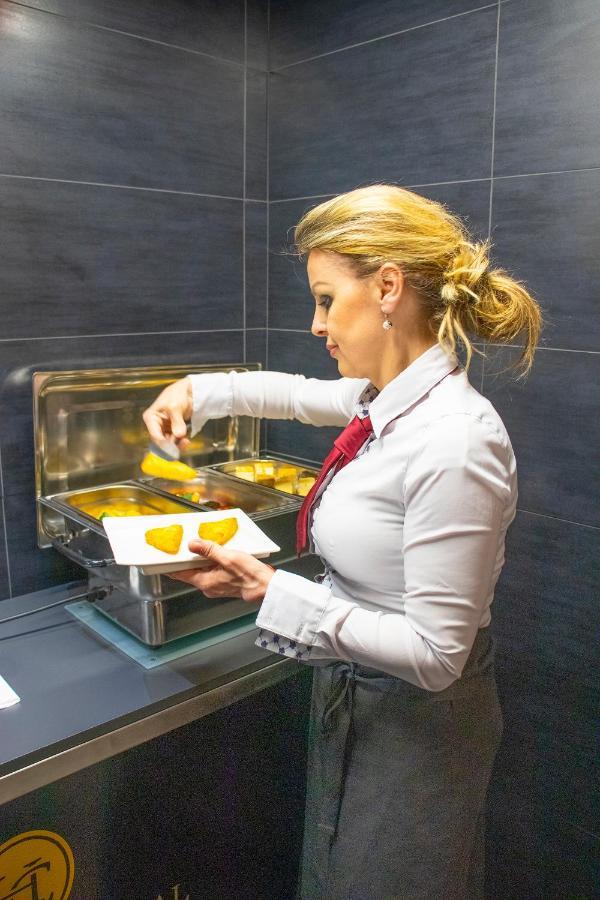 Hotel Capital With Private Wellness Нітра Екстер'єр фото