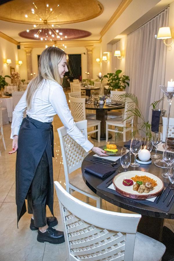 Hotel Capital With Private Wellness Нітра Екстер'єр фото