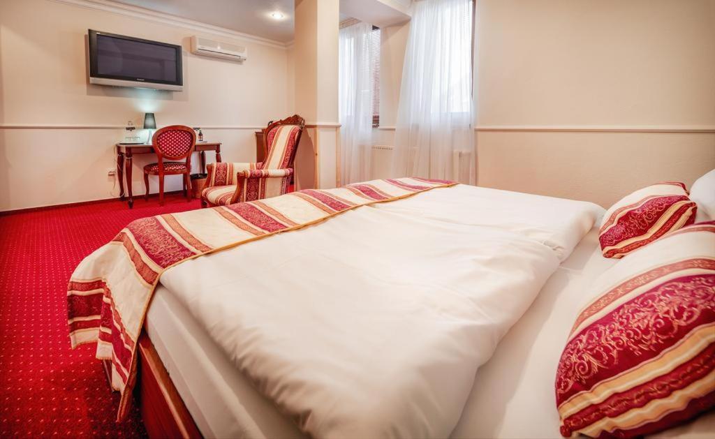 Hotel Capital With Private Wellness Нітра Екстер'єр фото