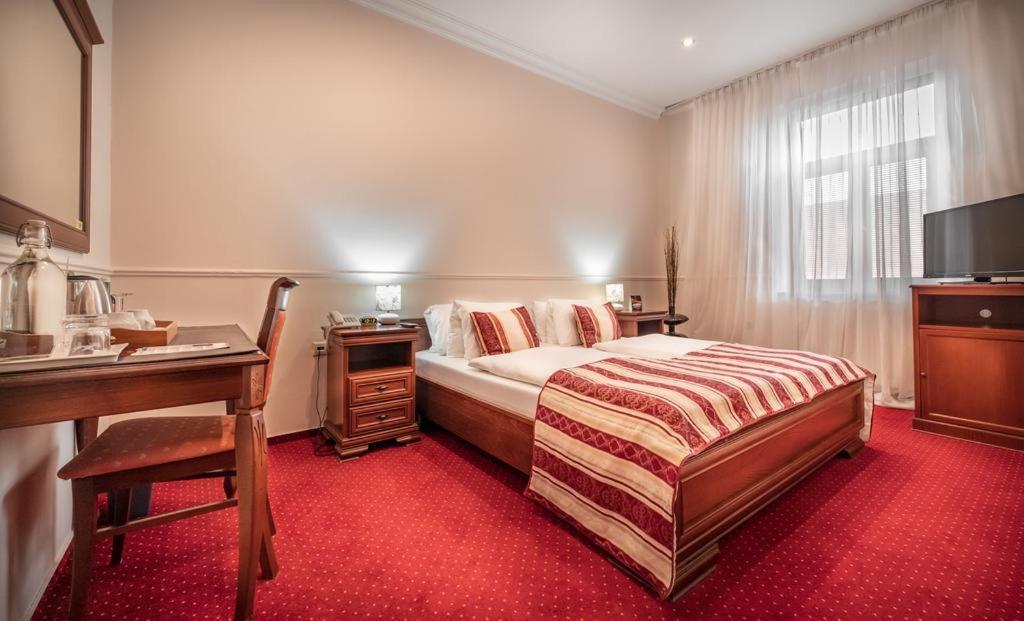 Hotel Capital With Private Wellness Нітра Екстер'єр фото