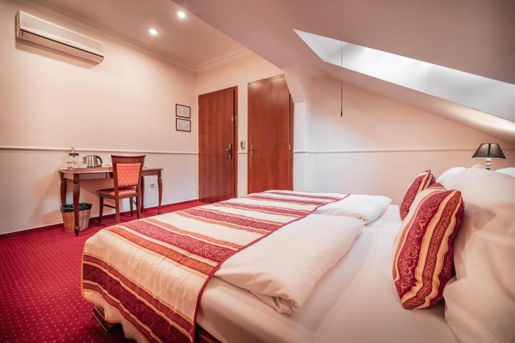 Hotel Capital With Private Wellness Нітра Екстер'єр фото