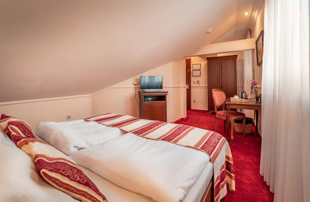Hotel Capital With Private Wellness Нітра Екстер'єр фото