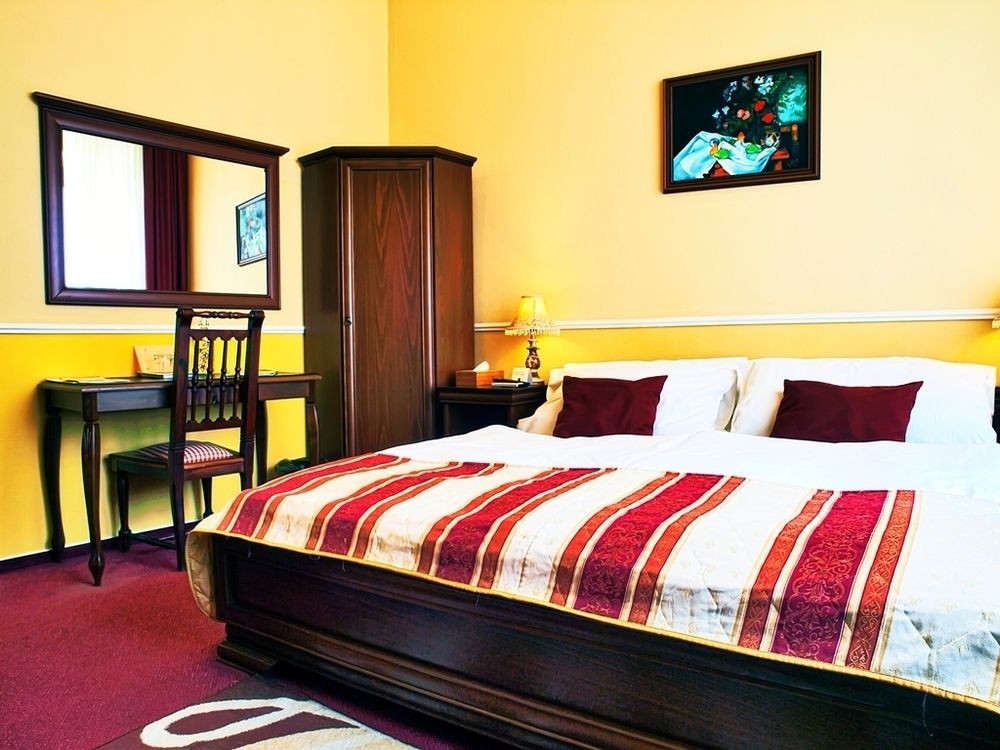 Hotel Capital With Private Wellness Нітра Екстер'єр фото