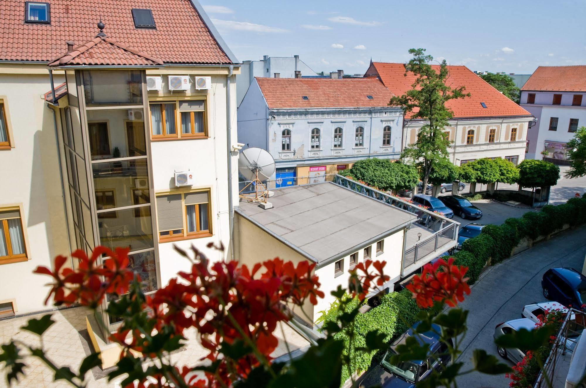 Hotel Capital With Private Wellness Нітра Екстер'єр фото