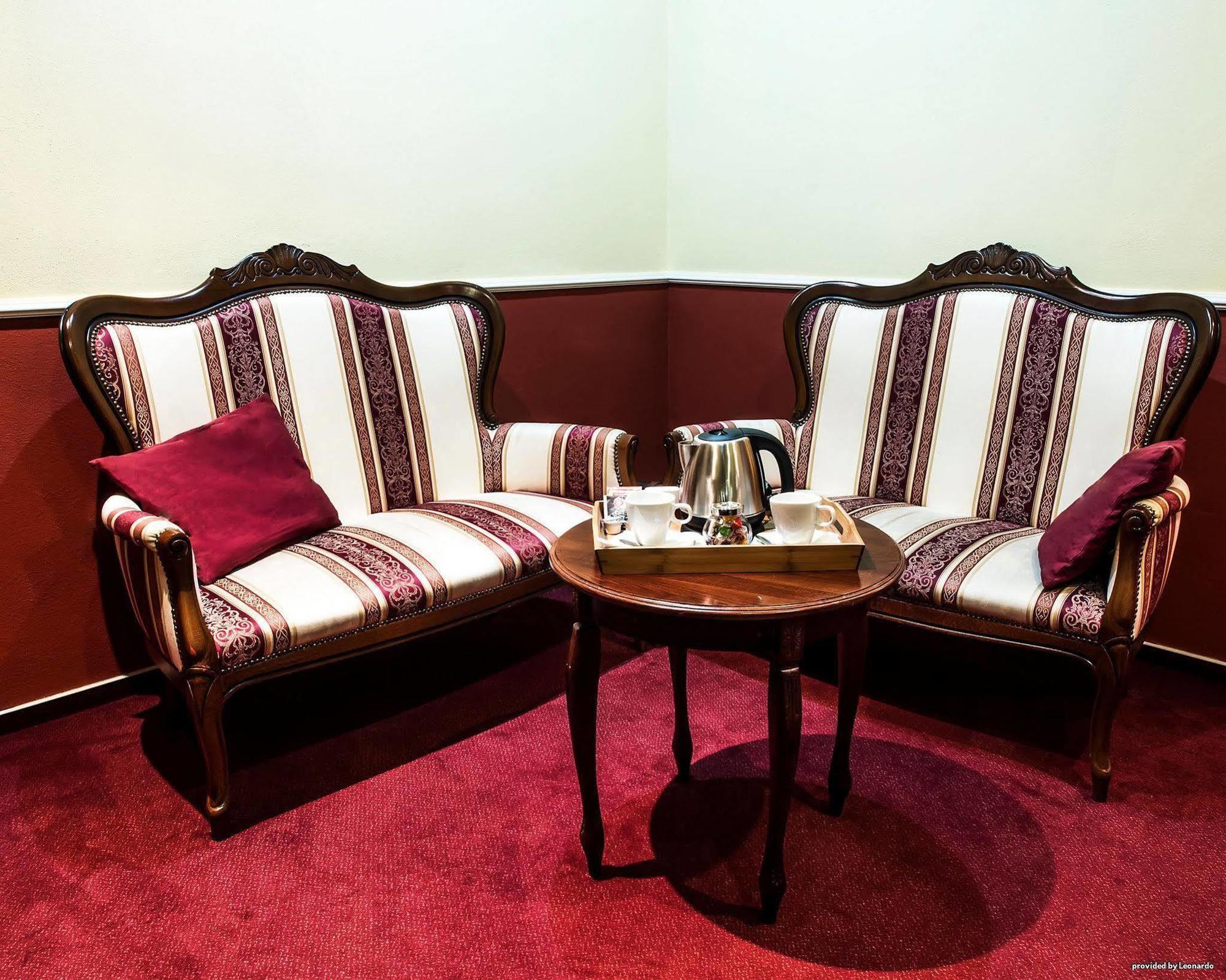 Hotel Capital With Private Wellness Нітра Екстер'єр фото