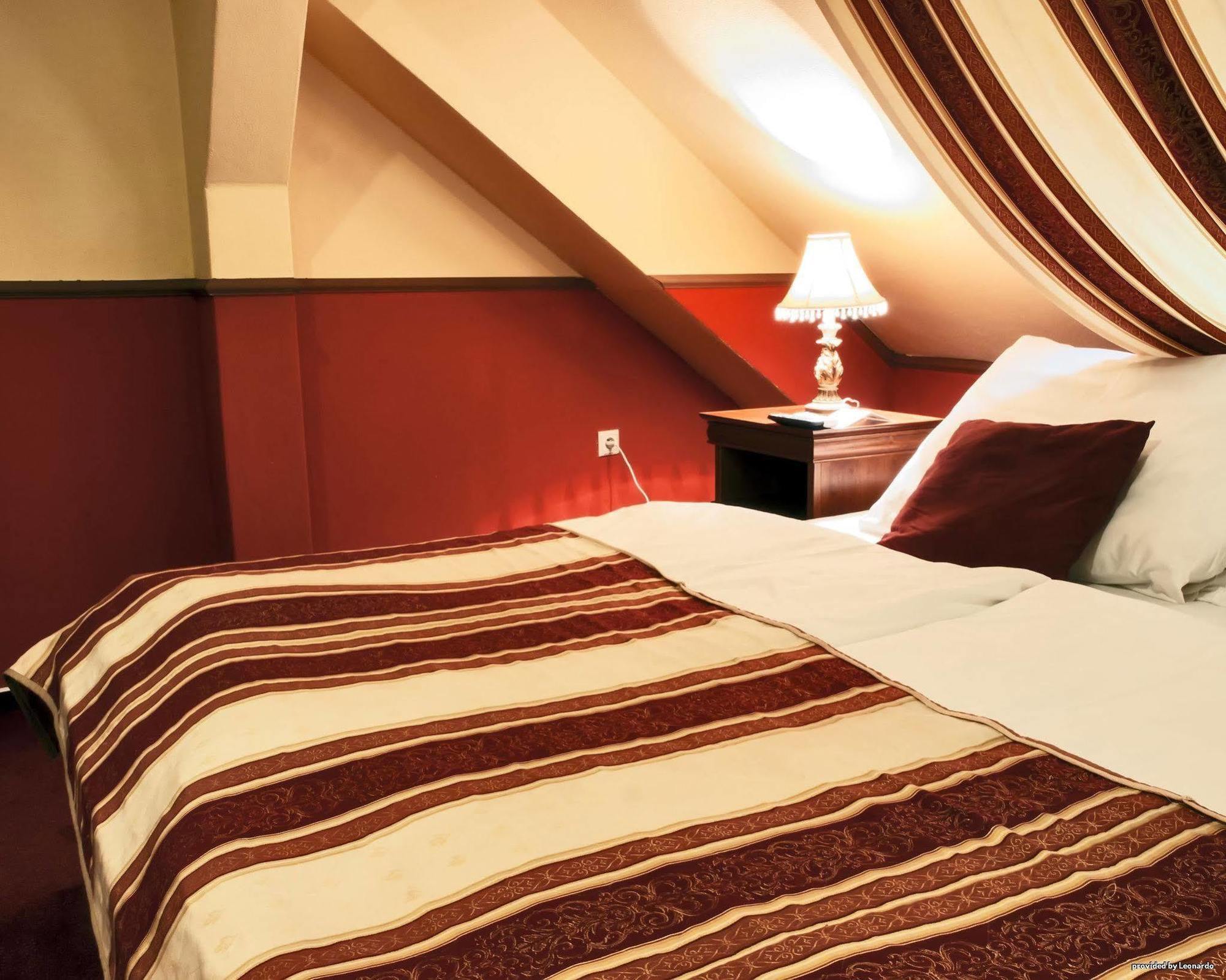 Hotel Capital With Private Wellness Нітра Екстер'єр фото