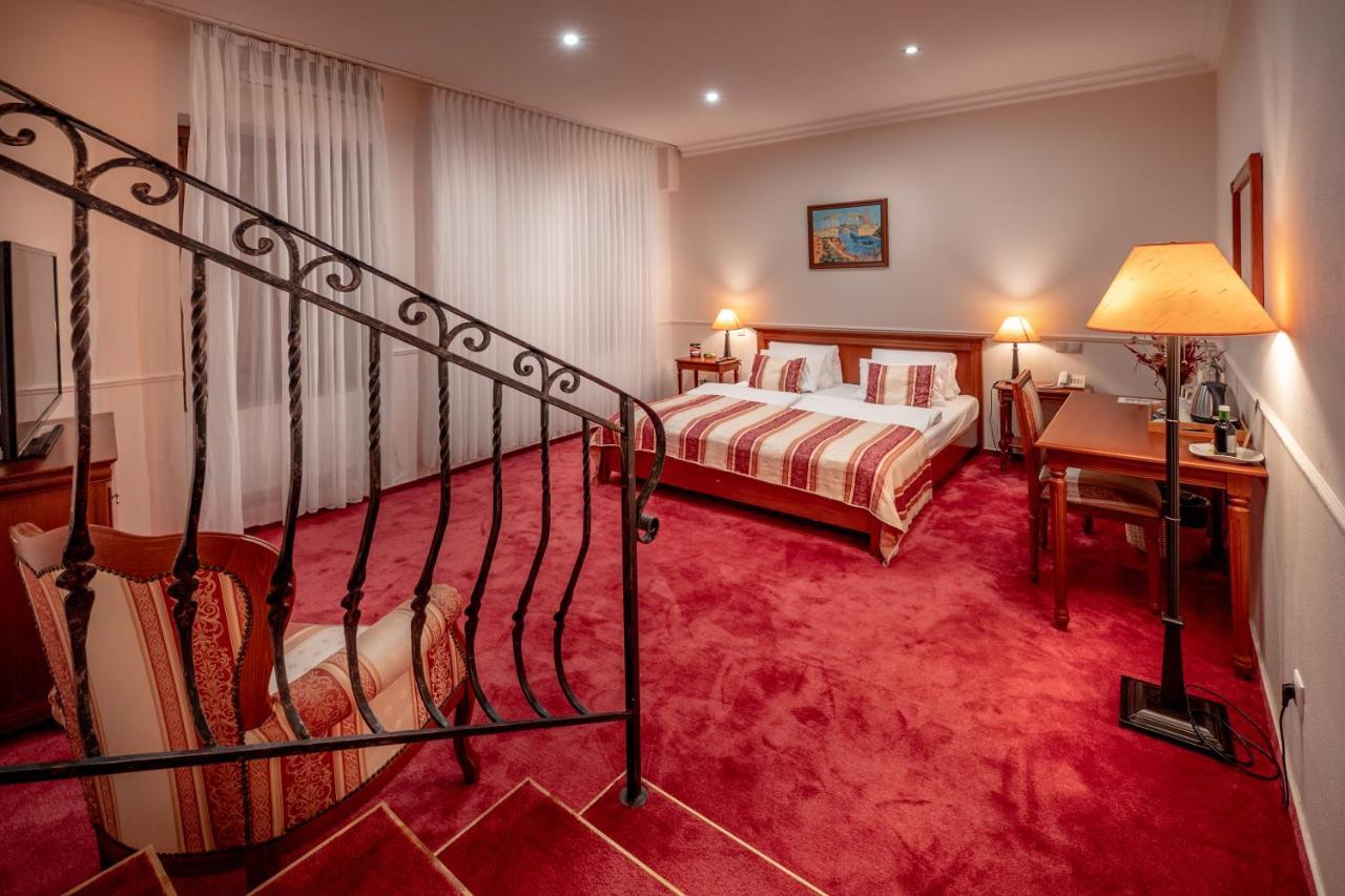 Hotel Capital With Private Wellness Нітра Екстер'єр фото