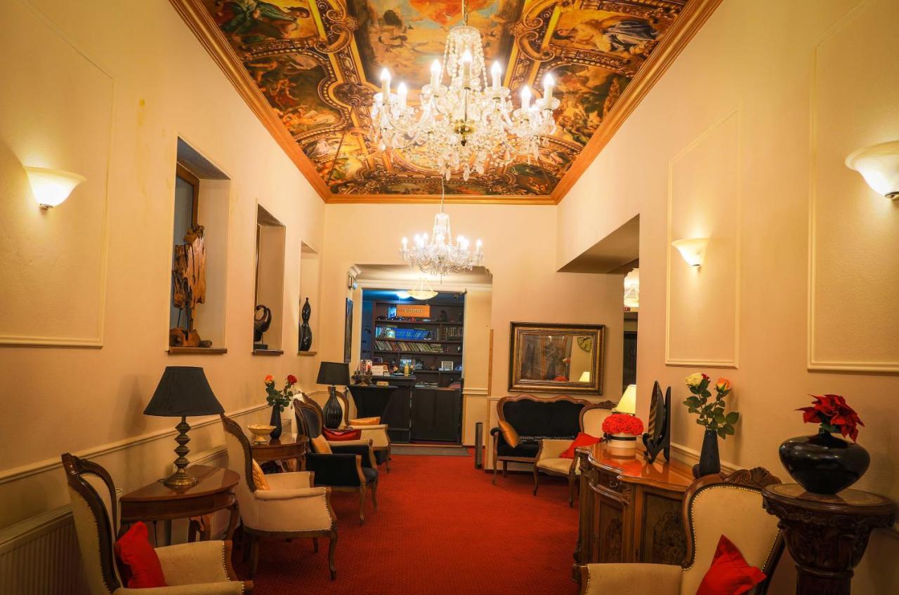 Hotel Capital With Private Wellness Нітра Екстер'єр фото